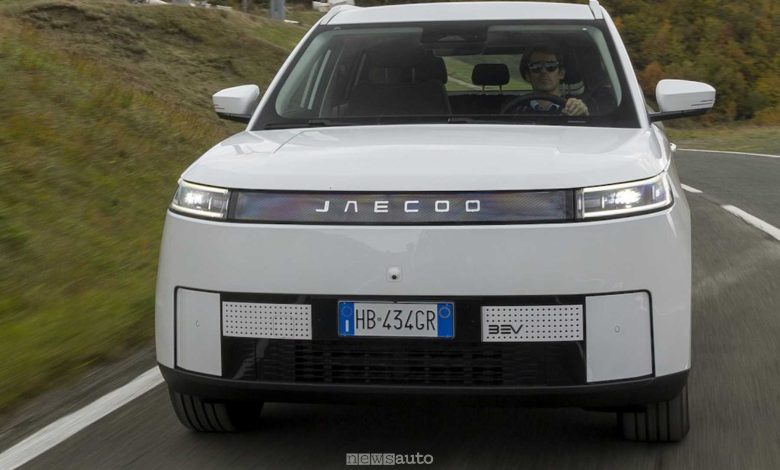 Jaecoo J5 EV su strada