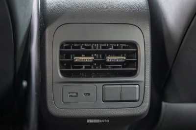 Omoda 5 SHS-H prese USB fila posteriore