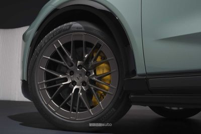 Porsche Cayenne Turbo Electric cerchi da 22" e pinze freno