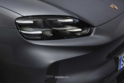 Porsche Cayenne Electric faro anteriore firma luminosa