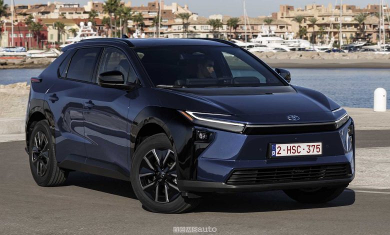 Nuova Toyota bZ4X FWD anteriore 3/4