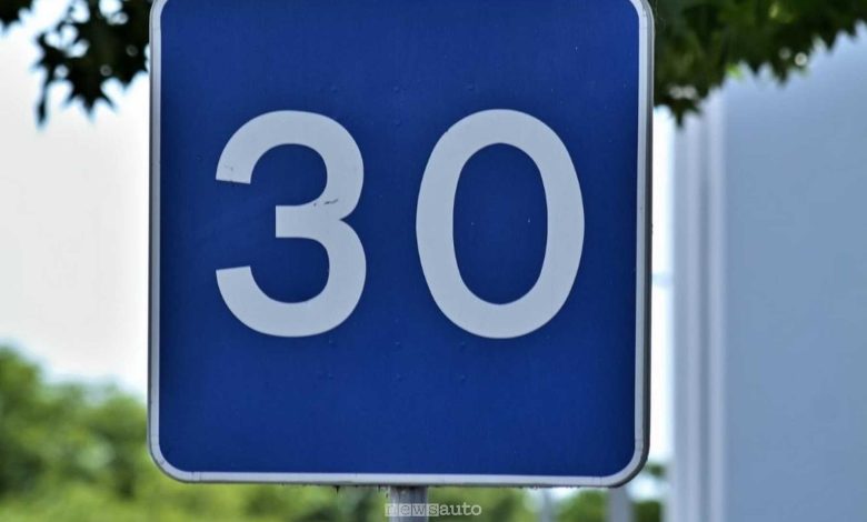 Cartelli blu con numero bianco che indicano la velocità consigliata