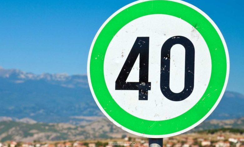 Segnali verdi con numero che indica la velocità consigliata