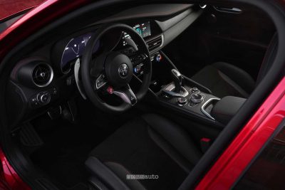Alfa Romeo Stelvio Quadrifoglio Collezione abitacolo