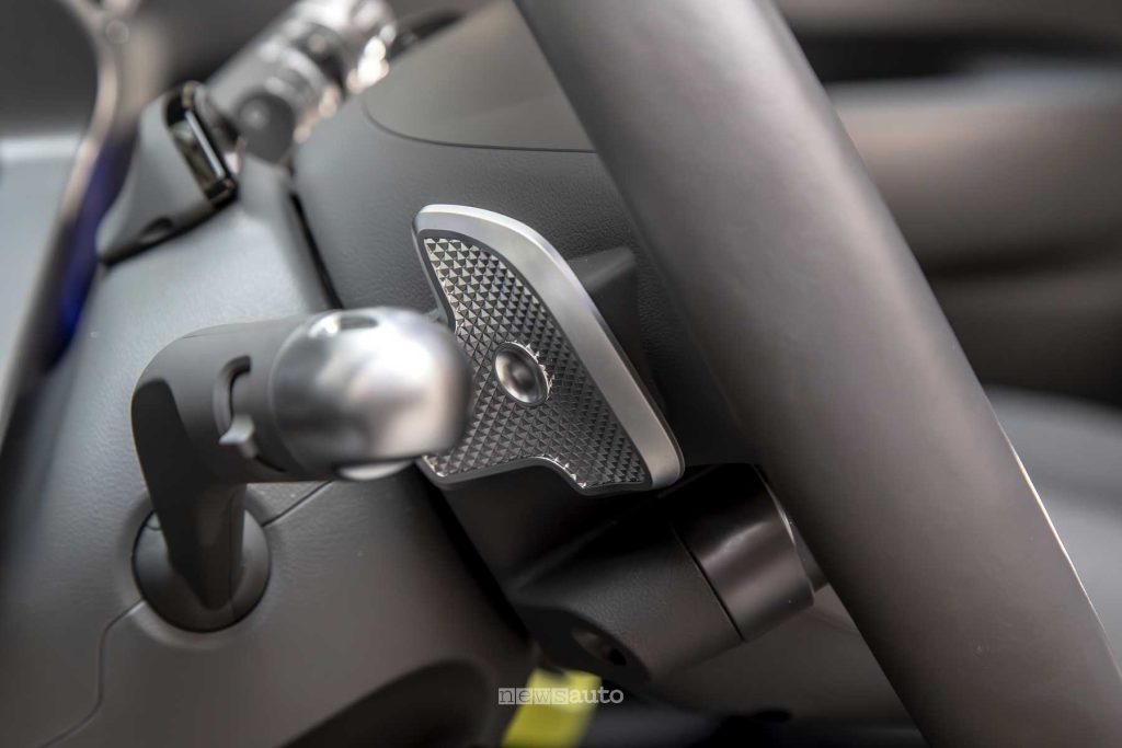 La leva per gestire la frenata rigenerativa al volante sulla Hyundai Inster.