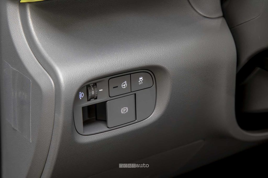Hyundai Inster Cross pulsanti ADAS e freno stazionamento elettrico