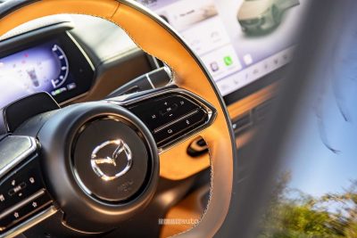 Mazda 6e comandi al volante