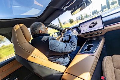 Giovanni Mancini alla guida della Mazda 6e