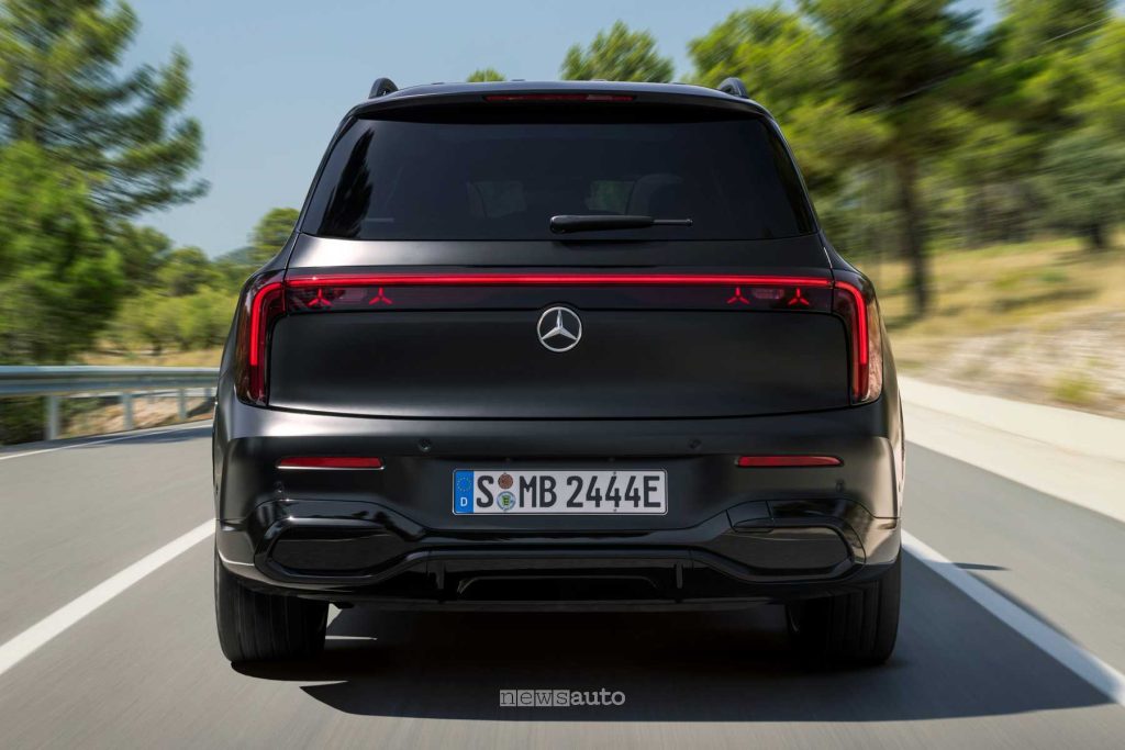 Nuova Mercedes GLB su strada