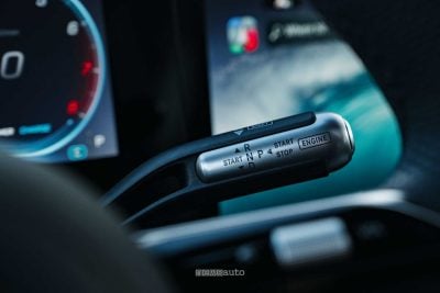Nuova Mercedes GLB ibrida leva del cambio al volante