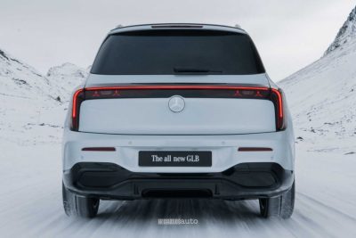 Nuova Mercedes GLB ibrida in azione sulla neve
