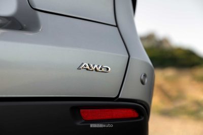 Nuova Toyota bZ4X logo AWD portellone posteriore