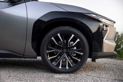 Nuova Toyota bZ4X AWD cerchi da 20"