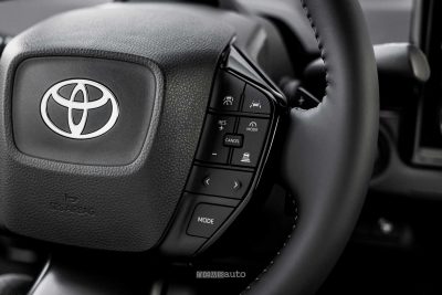 Nuova Toyota bZ4X AWD comandi ADAS al volante