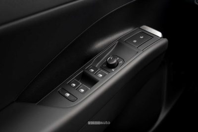 Nuova Volkswagen T-Roc R Line comandi portiera guidatore