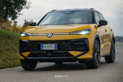 Nuova Volkswagen T-Roc R Line su strada