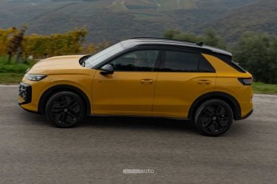 Nuova Volkswagen T-Roc R Line su strada