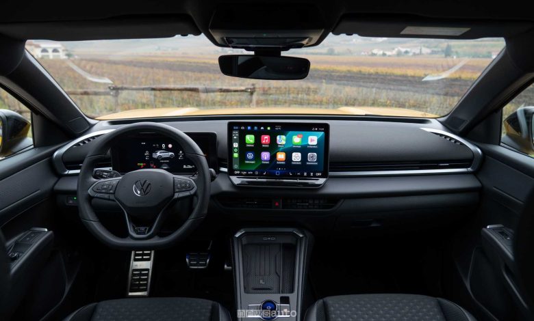 Nuova Volkswagen T-Roc R Line plancia abitacolo
