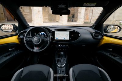 Nuova Toyota Aygo X GR Sport plancia abitacolo