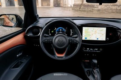 Nuova Toyota Aygo X plancia abitacolo