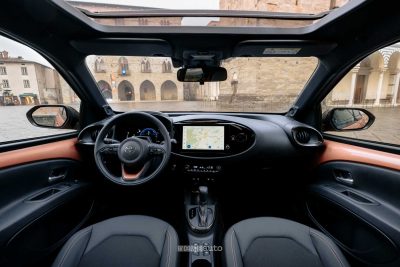 Nuova Toyota Aygo X plancia abitacolo