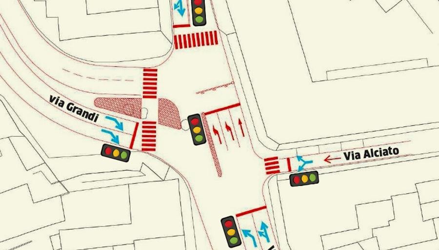 L'incrocio con semaforo a più corsie a Como, tra via Napoleona, via Milano e via Grandi.