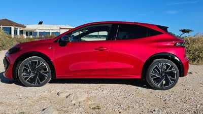 La fiancata della nuova Renault Clio con passaruota di colore nero