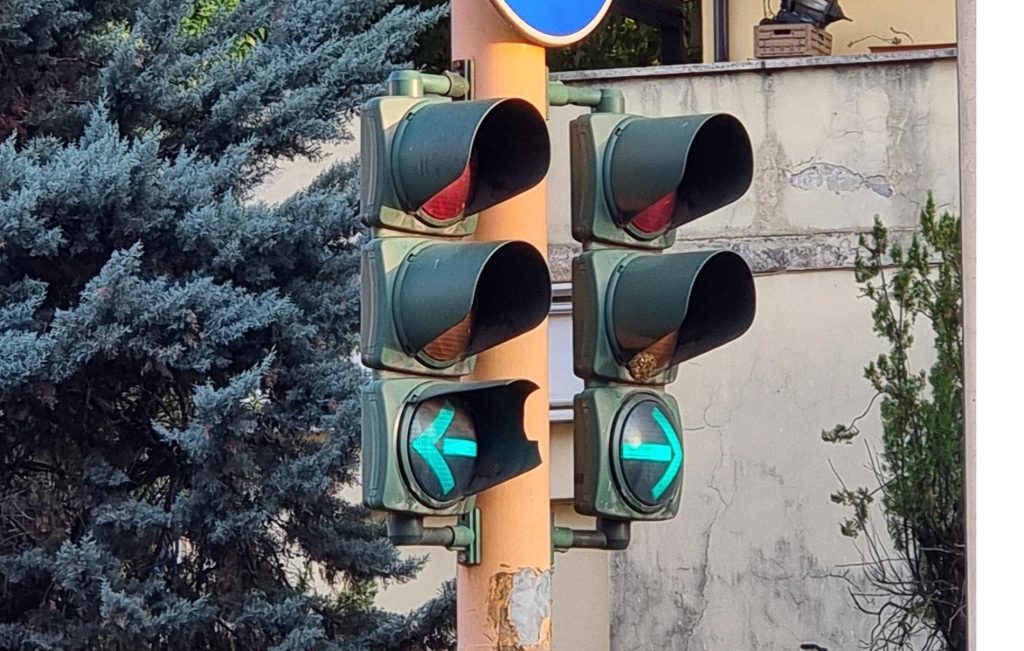 Calotte di protezione delle lanterne semaforiche fatiscenti e danneggiate a Rieti