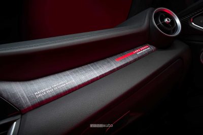 Alfa Romeo Giulia Quadrifoglio Luna Rossa materiale della plancia