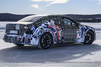 Prototipo della BMW M3 elettrica M Neue Klasse posteriore 3/4