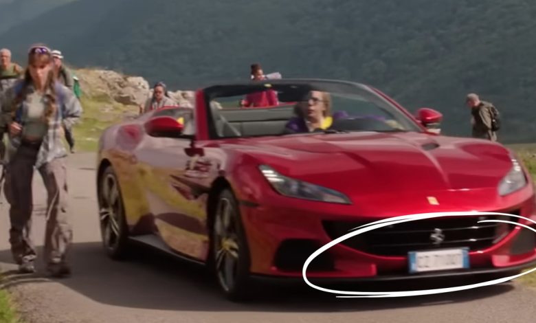 La targa della Ferrari nel film di Zalone è un "contenuto nascosto": Checco si dimostra geniale