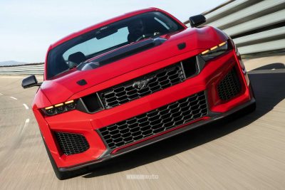 Ford Mustang Dark Horse SC in pista