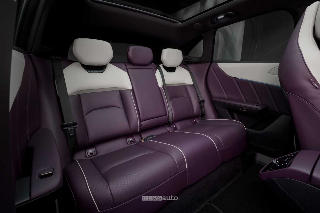 I sedili posteriori della Mazda CX-6e offrono un comfort maggiore rispetto a quelli della Tesla Model Y
