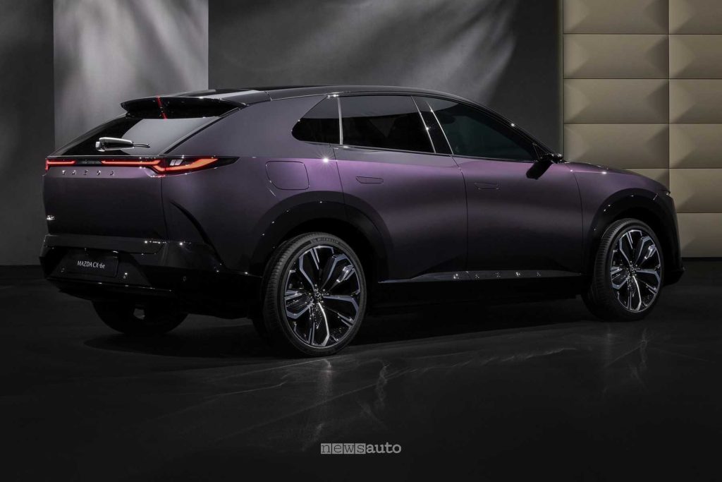 Mazda CX-6e posteriore 3/4