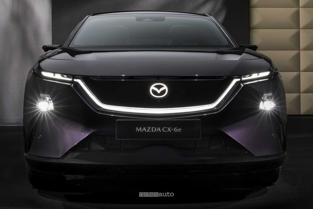 Mazda CX-6e firma luminosa frontale