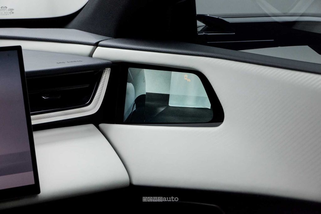 Mazda CX-6e specchietti laterali digitali lato passeggero