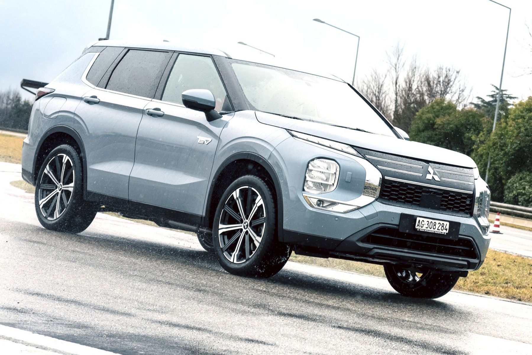 Mitsubishi Outlander PHEV in movimento
