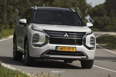 Mitsubishi Outlander PHEV su strada
