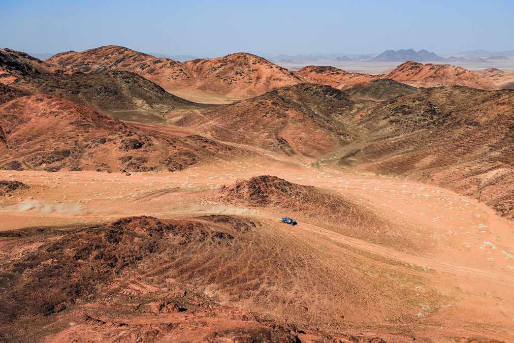 Nani Roma e Alex Haro terzi classificati nello Stage 6 della Dakar 2026. Vista dall'alto del deserto arabo