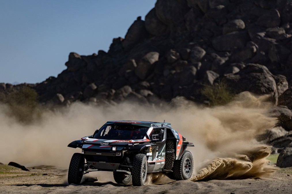 Nasser Al-Attiyah e Fabian Lurquin su Dacia Sandriders durante il Prologo