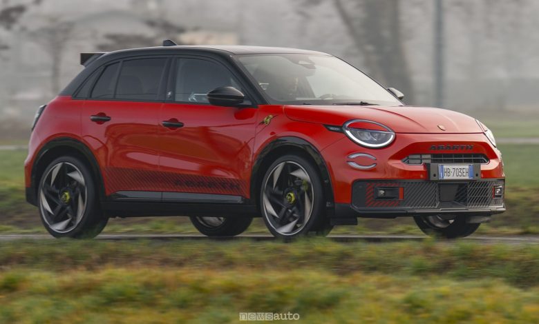Abarth 600e Competizione Milano Cortina su strada