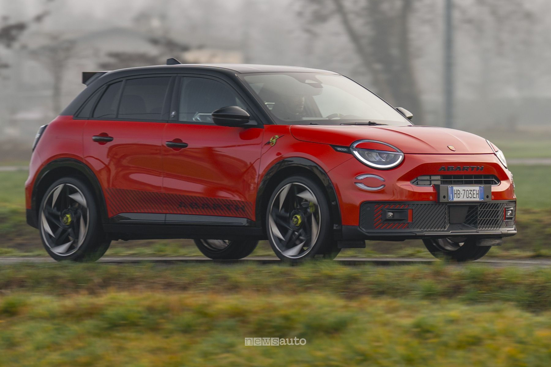Abarth 600e Competizione Milano Cortina su strada