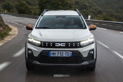 Nuova Dacia Jogger Hybrid 155 su strada