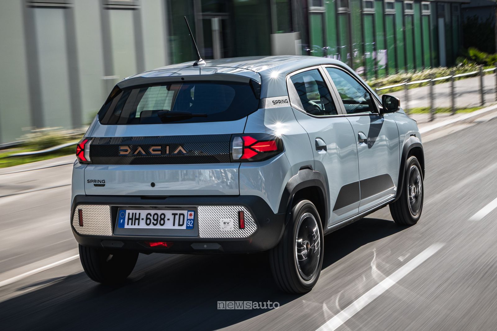 Nuova Dacia Spring Extreme su strada