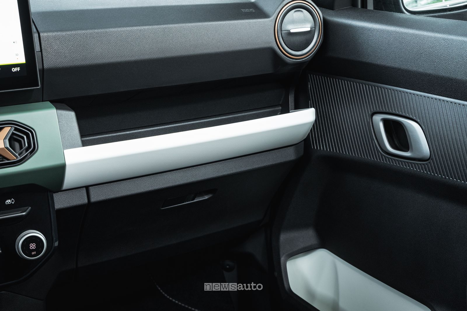 Nuova Dacia Spring Extreme vano per la plancia