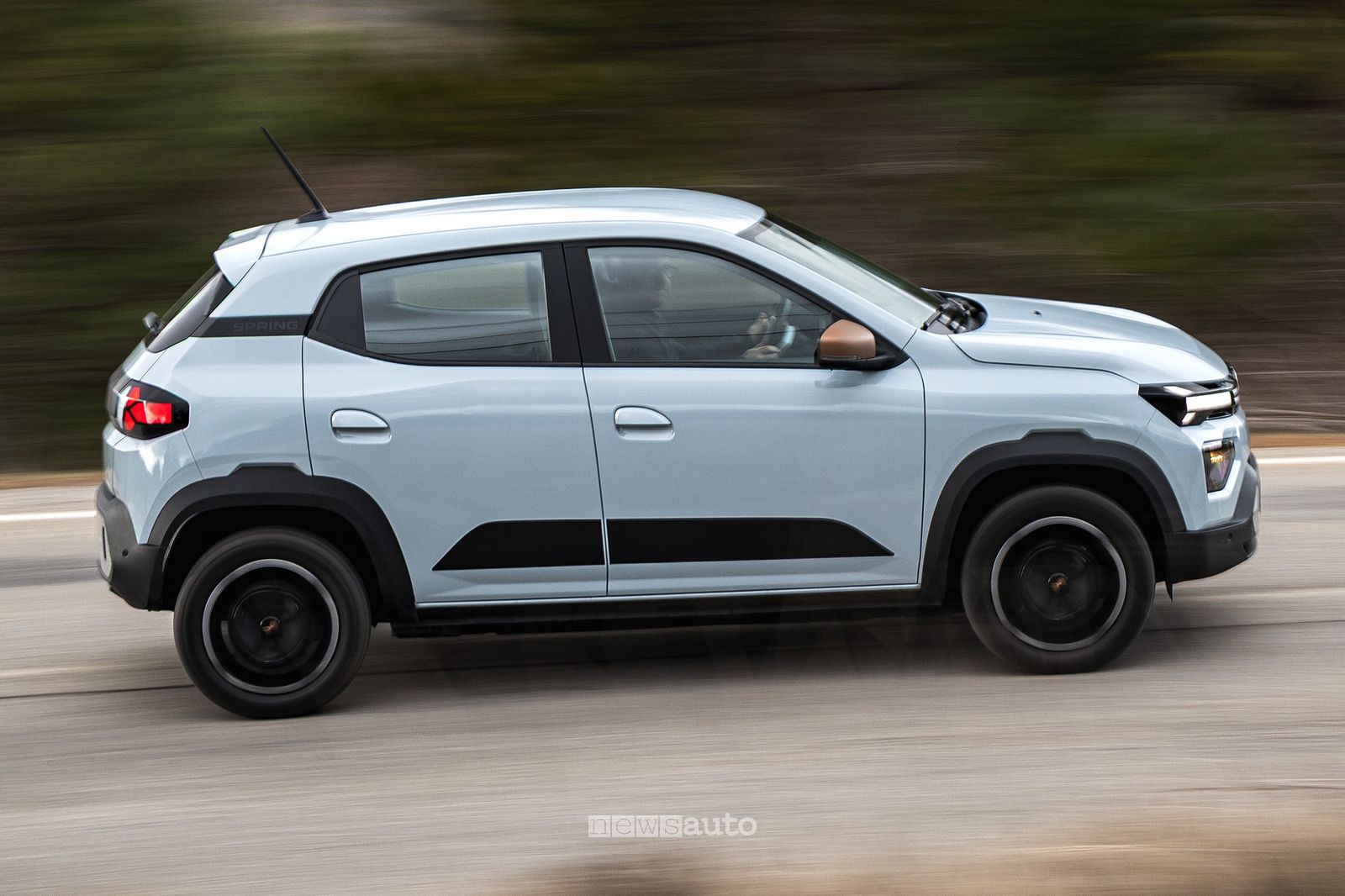 Nuova Dacia Spring Extreme su strada