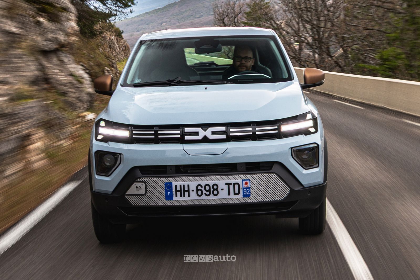 Nuova Dacia Spring Extreme su strada