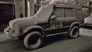 Auto storica, fuoristrada Land Rover Discovery parcheggiato sotto la neve