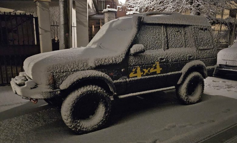 Auto storica, fuoristrada Land Rover Discovery parcheggiato sotto la neve