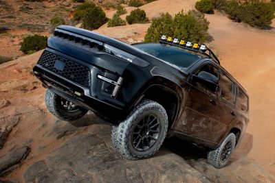 Jeep Grand Wagoneer Commander Concept in azione sulle rocce